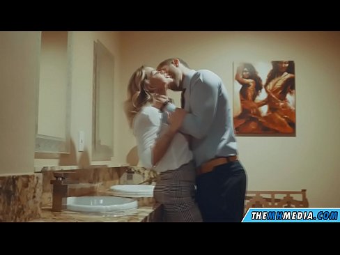 ❤️ Xa i-blonde ene-busty ikuhenda kwindlu yangasese yoluntu Amanyala aphezulu kuthi ❌❤